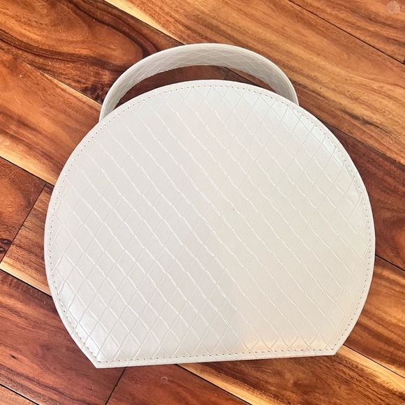 Retro Inspired White Faux Leather Train Case Travel Makeup Case Classy - Picture 2 of 10